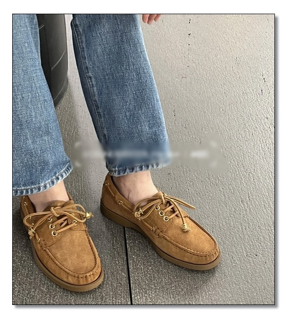 눈이 부신 사랑스러움을 자랑하는 셀린느 로퍼 하나만으로 가.을느낌 물씬나게 코디!