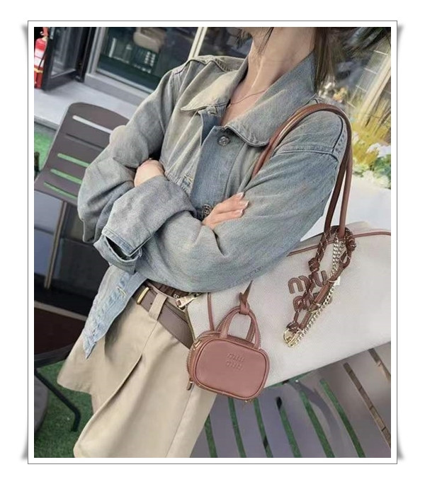 쪼꼬미라서 더 탐나는~ 미우미우 마이크로 보 백 귀염 한방울 추가 어때요?^^