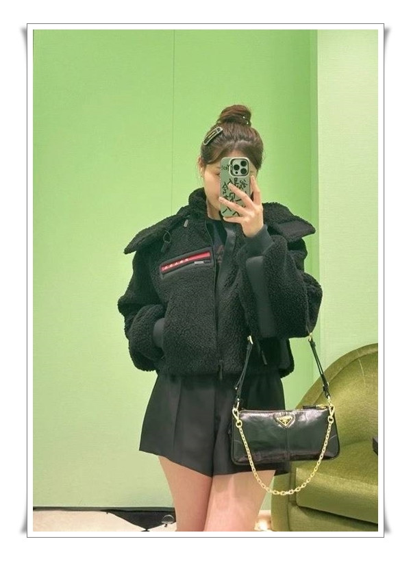 지금 가장 필요한 미니멀 백 = 프라다 리에디션 2002 가치는 변하지 않는 법이죠^^