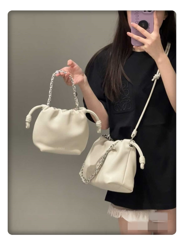 미니멀 텍스처를 담은 로에베 플라멩코 펄스 / 여러가지 정보들을 모아서~