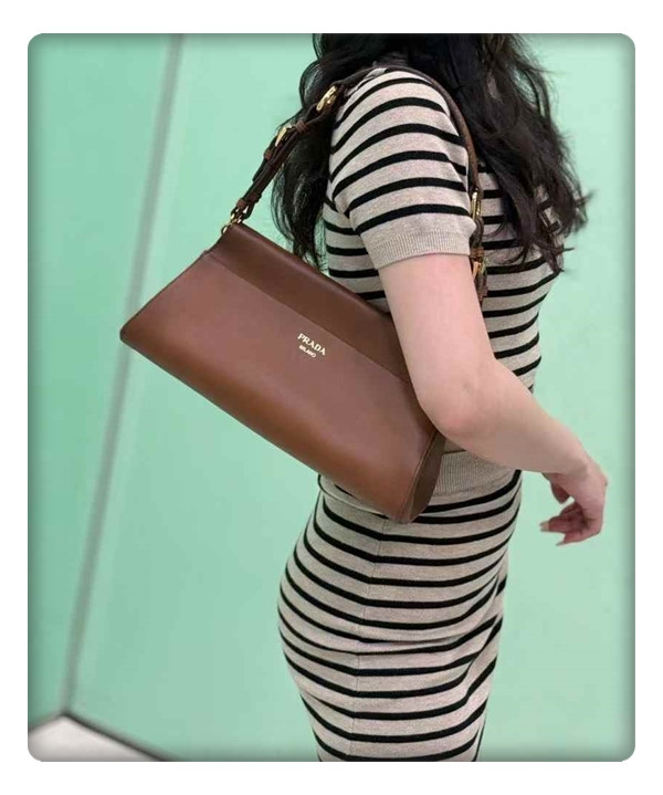 아카이브 디테일로 마무리한 프라다 앙쉐네 핸드백, 유행 없이 오래오래!