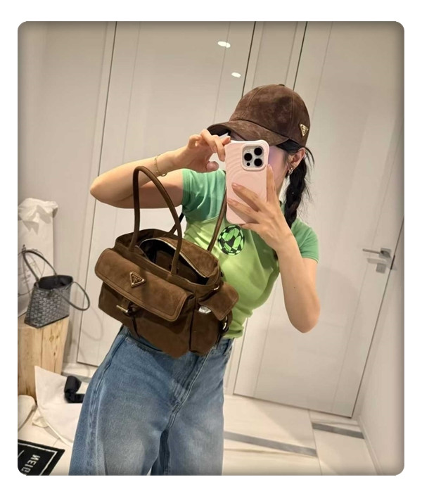 세련미와 기능성이 완벽한 조화를 이루는 프라다 익스플로어 미디엄 SIZE